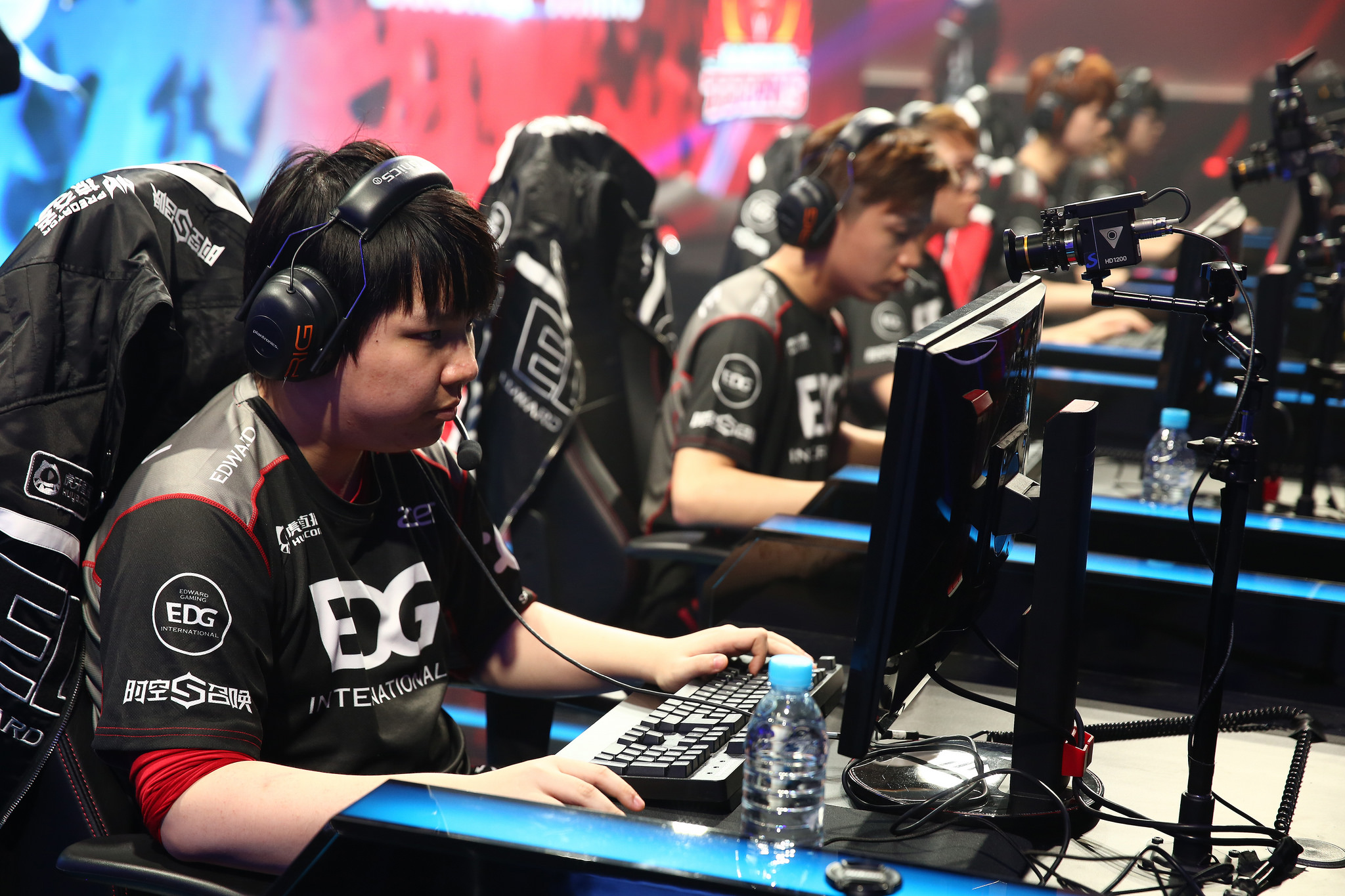 电竞巅峰对决：XLG荣耀晋级，WOL与BLG败者组激战在即